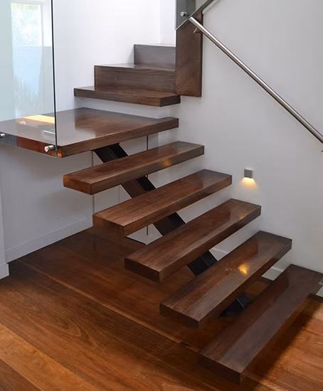 Massives Innentreppendesign aus Holz mit rutschfester Trittstufe/schwebender Glastreppe